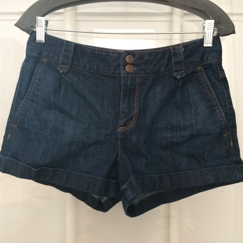 EUC GAP 1969 jean shorts Size 28/6 dark wash denim